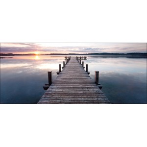 Dekopanel Sundown: Holzsteg führt ins ruhige Wasser bei Sonnenuntergang. Stimmungsvolles Bild.