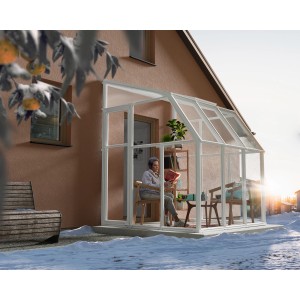 Palram Canopia Gewächshaus Sun Room, 200x201 cm, weiß, mit Frau beim Lesen. Ideal als Wintergarten.