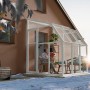Palram Canopia Gewächshaus Sun Room, 200x201 cm, weiß, mit Frau beim Lesen. Ideal als Wintergarten.