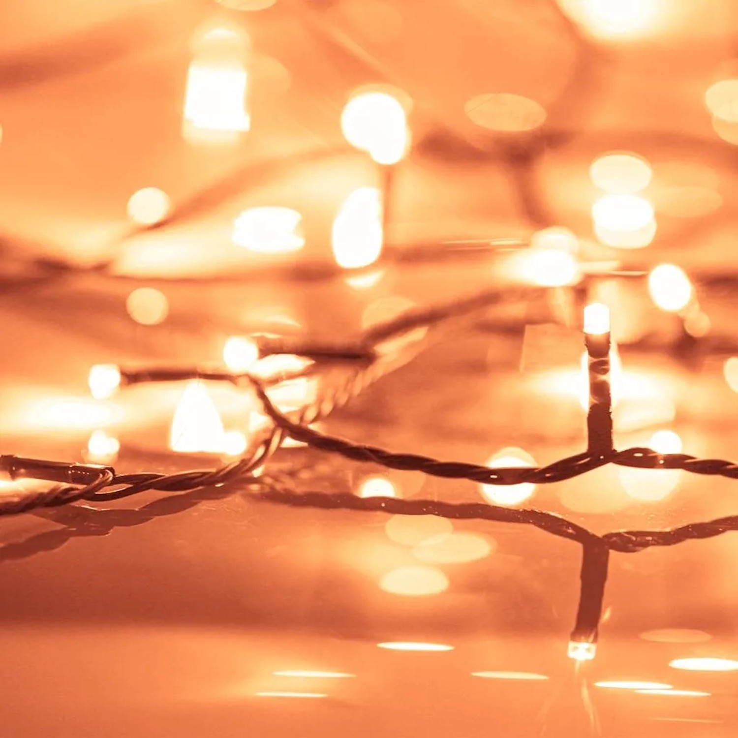 Warmweiße LED-Lichterkette mit 400 leuchtenden LEDs, 40 m lang. Stimmungsvolle Außenbeleuchtung.