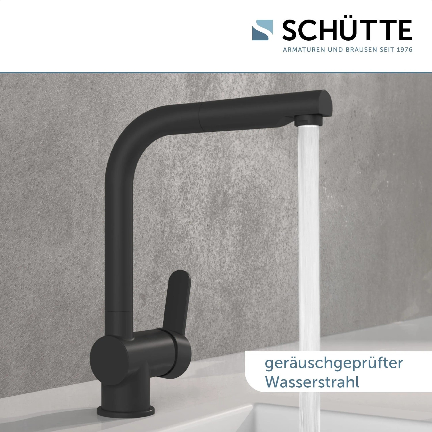 Schwarze Schütte Spültischarmatur London mit herausziehbarem Auslauf und Wasserstrahl.