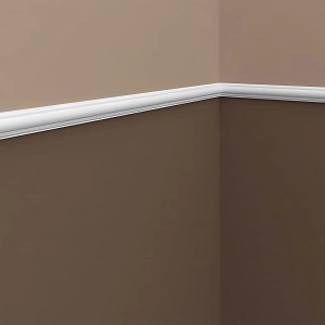 Weiße PROFHOME Stuckleiste (200 cm) als Wandleiste an einer braunen Wand.