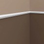 Weiße PROFHOME Stuckleiste (200 cm) als Wandleiste an einer braunen Wand.
