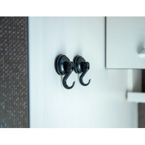 Zwei schwarze Cartrend Saughaken (4 kg) an einer weißen Oberfläche befestigt.