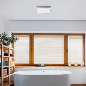 Quadratische Rendl Merano LED Deckenleuchte Chrom IP44 an weißer Decke im Badezimmer.