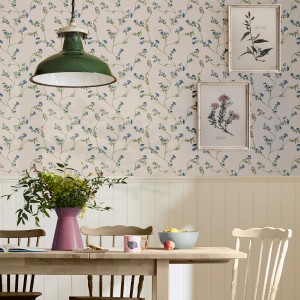 Beige Joules Vliestapete Robey Cottage Floral mit blauem Blumenmuster im Landhausstil.