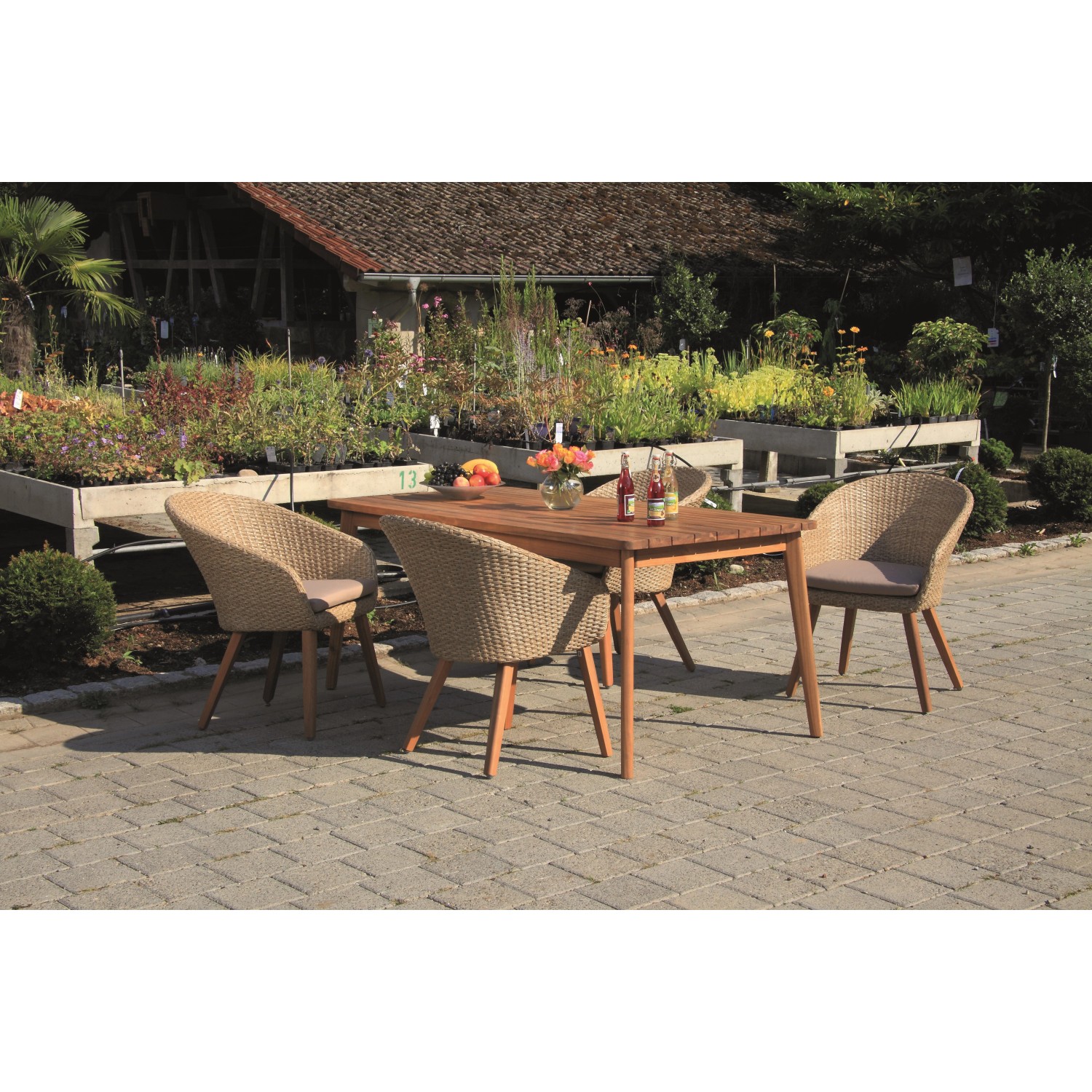 Acamp Gartenmöbel-Set Atacama: 4 Sessel, 1 Tisch aus Teakholz, mediterraner Stil für Terrasse und Garten.