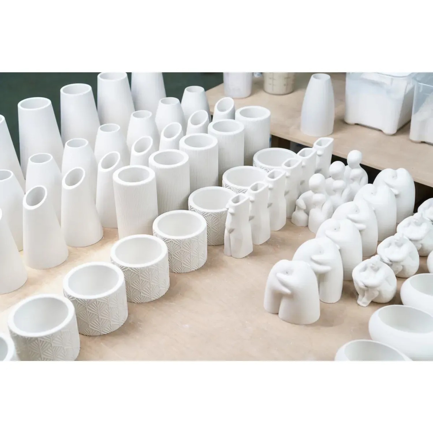 Vielfalt an weißen Gießformen aus Reliefgießpulver für Kunst- und Bastelprojekte.