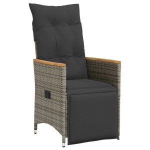Grauer verstellbarer Gartensessel aus Poly Rattan mit dunklen Kissen und Holzarmlehnen.