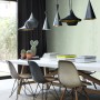 Olivgrüne Bambus Tapete von Origin Wallcoverings im modern eingerichteten Esszimmer.