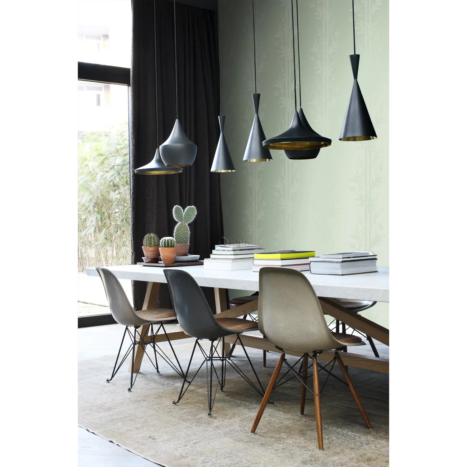 Olivgrüne Bambus Tapete von Origin Wallcoverings im modern eingerichteten Esszimmer.