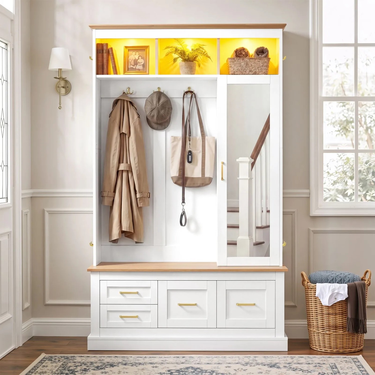 Weiße Flurgarderobe mit Holzoptik-Ablage, Spiegel, LED-Beleuchtung, Haken, Schubladen und Schuhschranktüren für den Flur.
