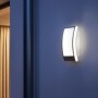 Anthrazitfarbene Steinel Außenleuchte L 22 mit Edelstahlblende an Hauswand.