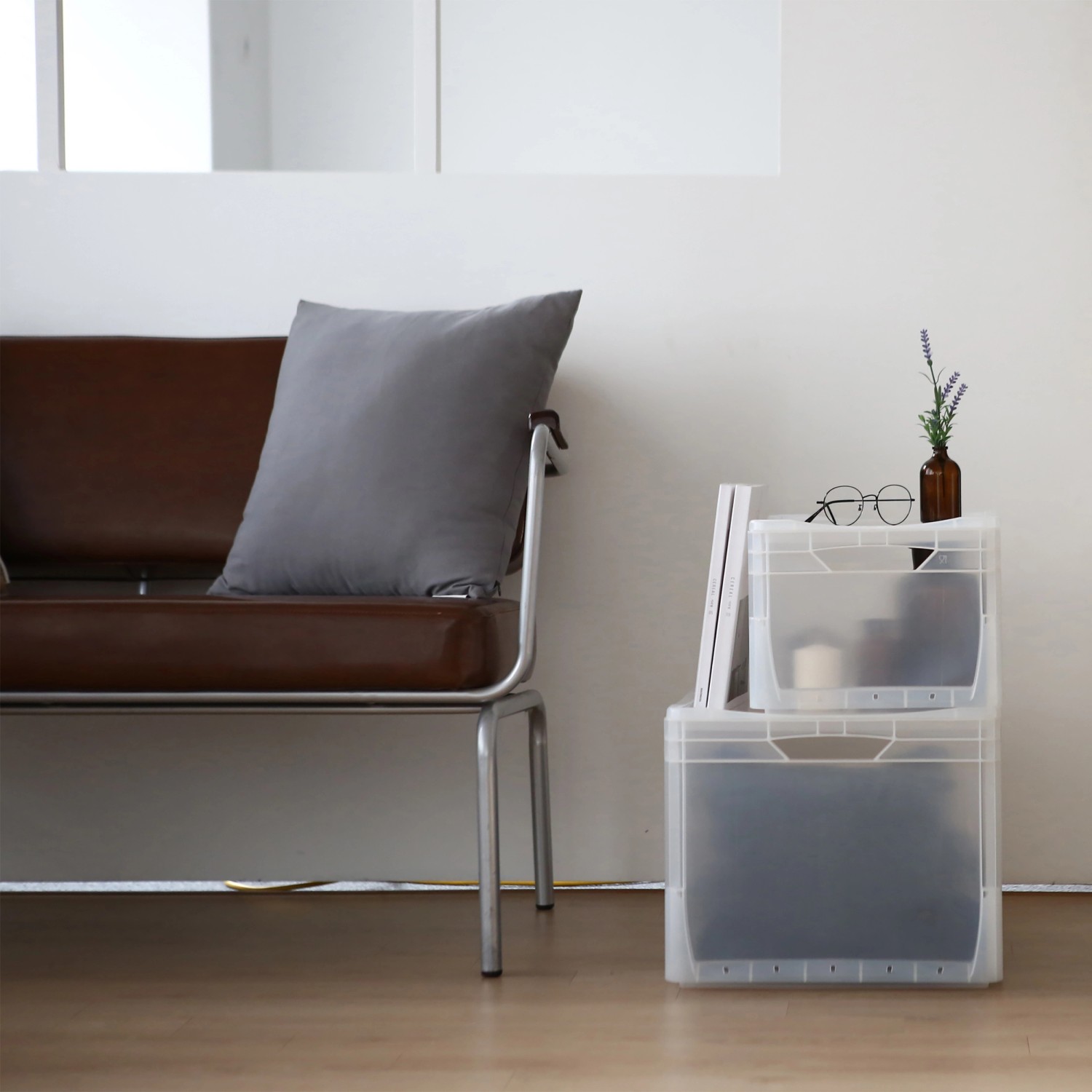 Gestapelte graue Eurobox-System Boxen (60x40x32 cm) Vollwand als Aufbewahrungsboxen im Wohnraum.