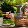 Gardena EasyPump Pumpsprüher 1 l beim Befüllen. Drucksprüher für Garten und Terrasse.