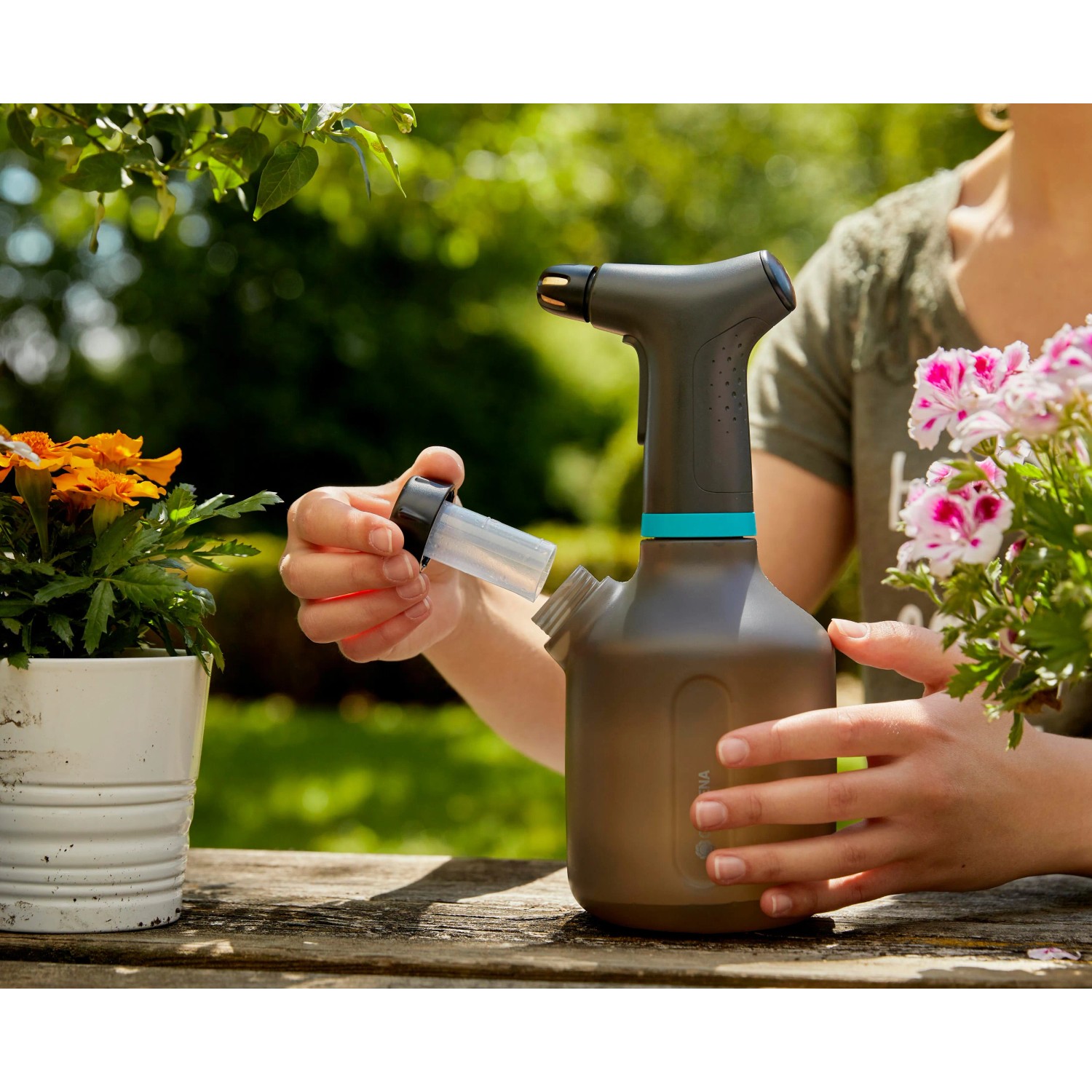 Gardena EasyPump Pumpsprüher 1 l beim Befüllen. Drucksprüher für Garten und Terrasse.