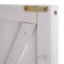 Detailansicht Gartenschrank aus Tanne, weiß lasiert, mit Beschlägen.