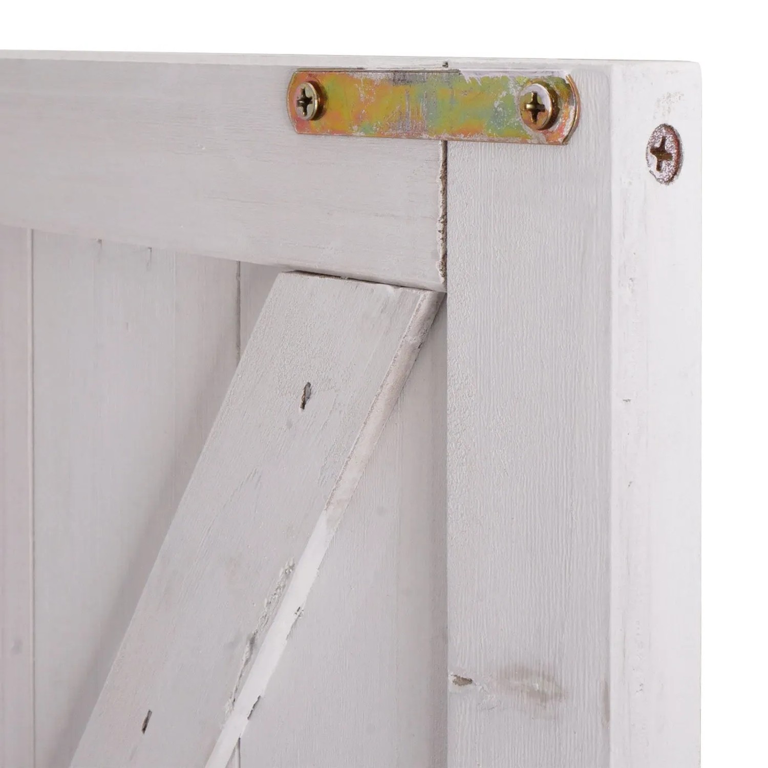 Detailansicht Gartenschrank aus Tanne, weiß lasiert, mit Beschlägen.