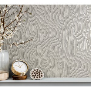 Beige Vliestapete mit modernem Streifenmuster von Marburg, geeignet für Wohn- und Schlafzimmer.