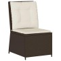 Brauner Poly Rattan Gartensessel mit cremeweißen Kissen. Verstellbarer Gartenstuhl für Terrasse & Balkon.
