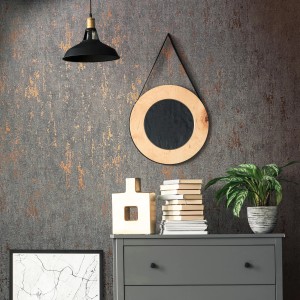 Anthrazitfarbene Marburg Vliestapete in Betonoptik mit Glanzeffekt an einer Wand.