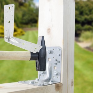 Robuster SOTECH Winkelverbinder 90 Grad mit Sicke, feuerverzinkt, an Holzpfosten montiert. Für Holzbau.