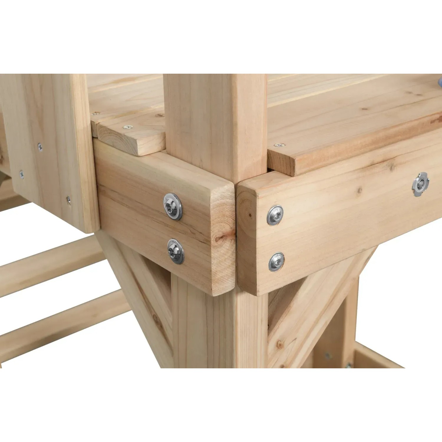 Detailansicht: Holzkonstruktion des Swing King Spielturms Noa mit Schrauben.