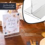 Glasklarer HMF Acryl Tischaufsteller DIN A4 Hochformat auf Holztisch, zeigt Menükarte, stabil für beidseitige Präsentation.
