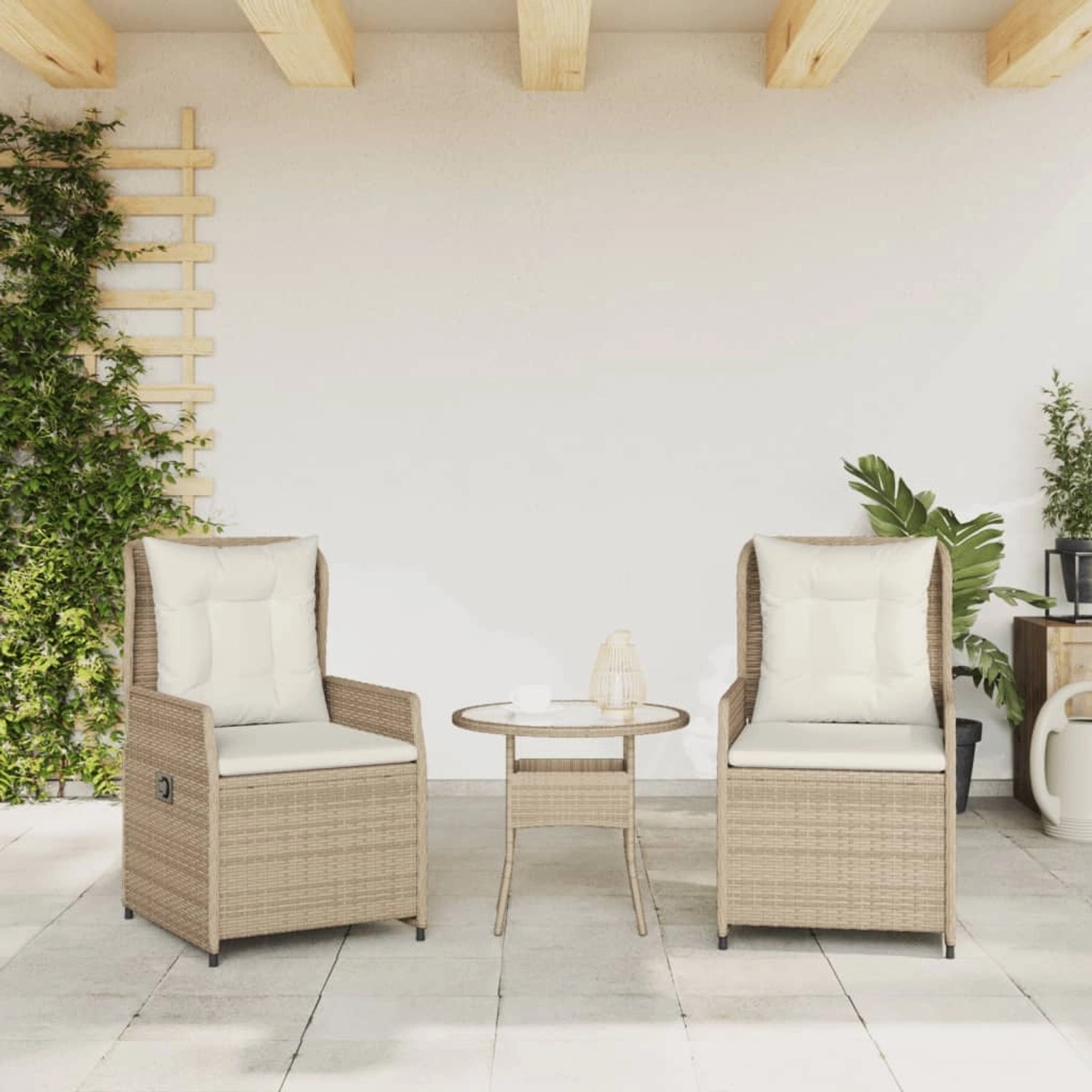 2 beige, verstellbare vidaXL Gartensessel aus Poly Rattan mit cremeweißen Kissen.