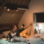 Schwarzer Philips Hue LED-Spot Runner, 1-flammig, im Wohnraum mit gedimmtem Licht.