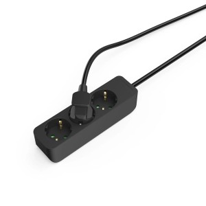 Schwarze Hama 3-fach Steckdosenleiste mit erhöhtem Berührungsschutz und einem eingesteckten Stecker.