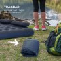 Blaue Outsunny Luftmatratze, aufgeblasen und kompakt gefaltet, mit Rucksack am See. Ideal für Camping & Zubehör.