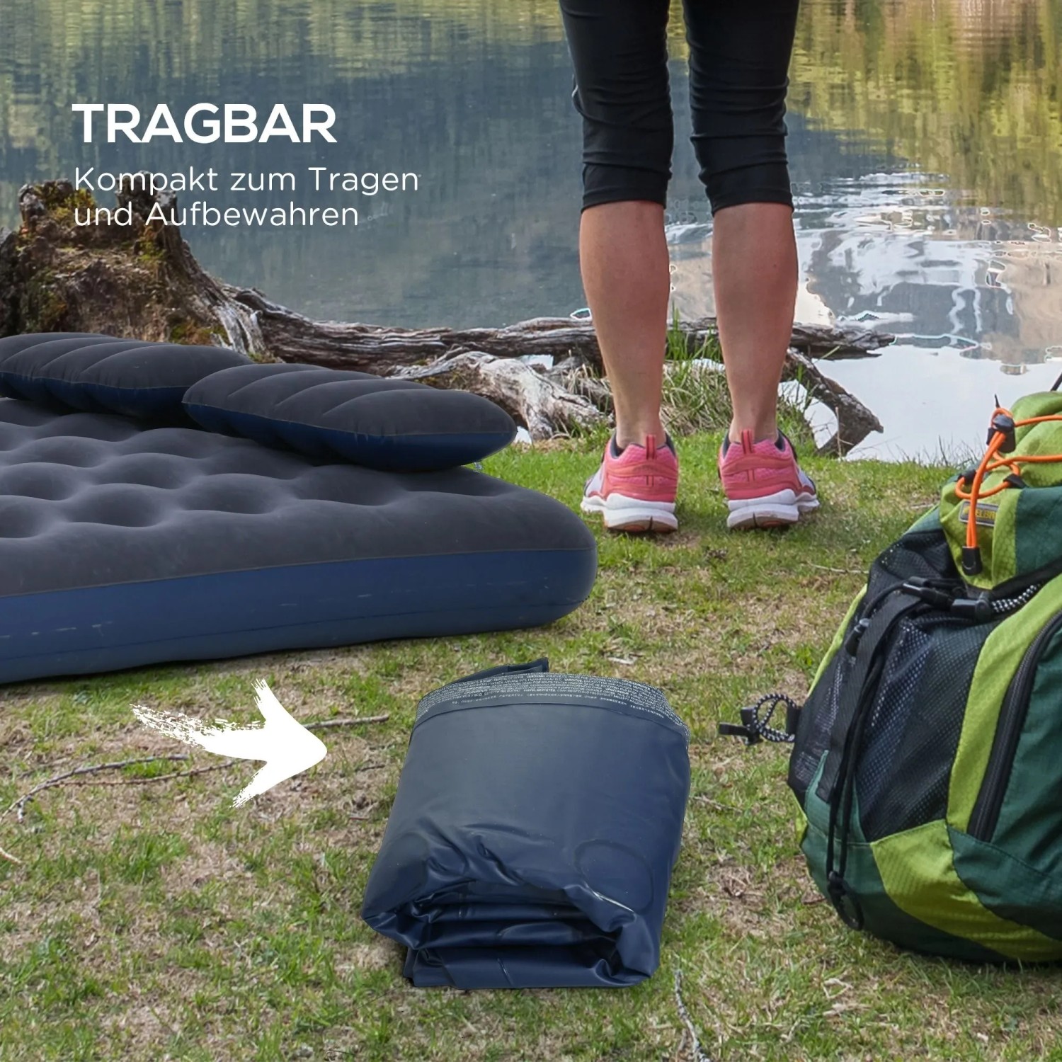 Blaue Outsunny Luftmatratze, aufgeblasen und kompakt gefaltet, mit Rucksack am See. Ideal für Camping & Zubehör.