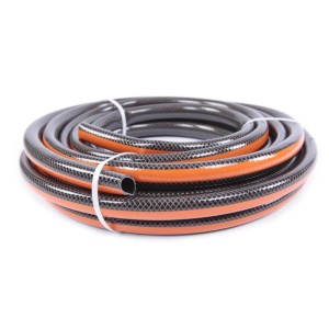 FUXTEC ECO FLEX Gartenschlauch 3/4 Zoll, dunkelgrau mit orangefarbenem Streifen, aufgerollt. Robust für Gartenbewässerung.