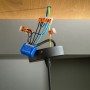Blaues Shelly Smart-Relais Mini Gen4 Unterputz mit Verkabelung an Lampe montiert.