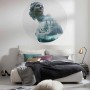 Runde, selbstklebende Komar Vlies Fototapete Gaia (Ø 125 cm) mit Statue und Waldmotiv im Schlafzimmer.