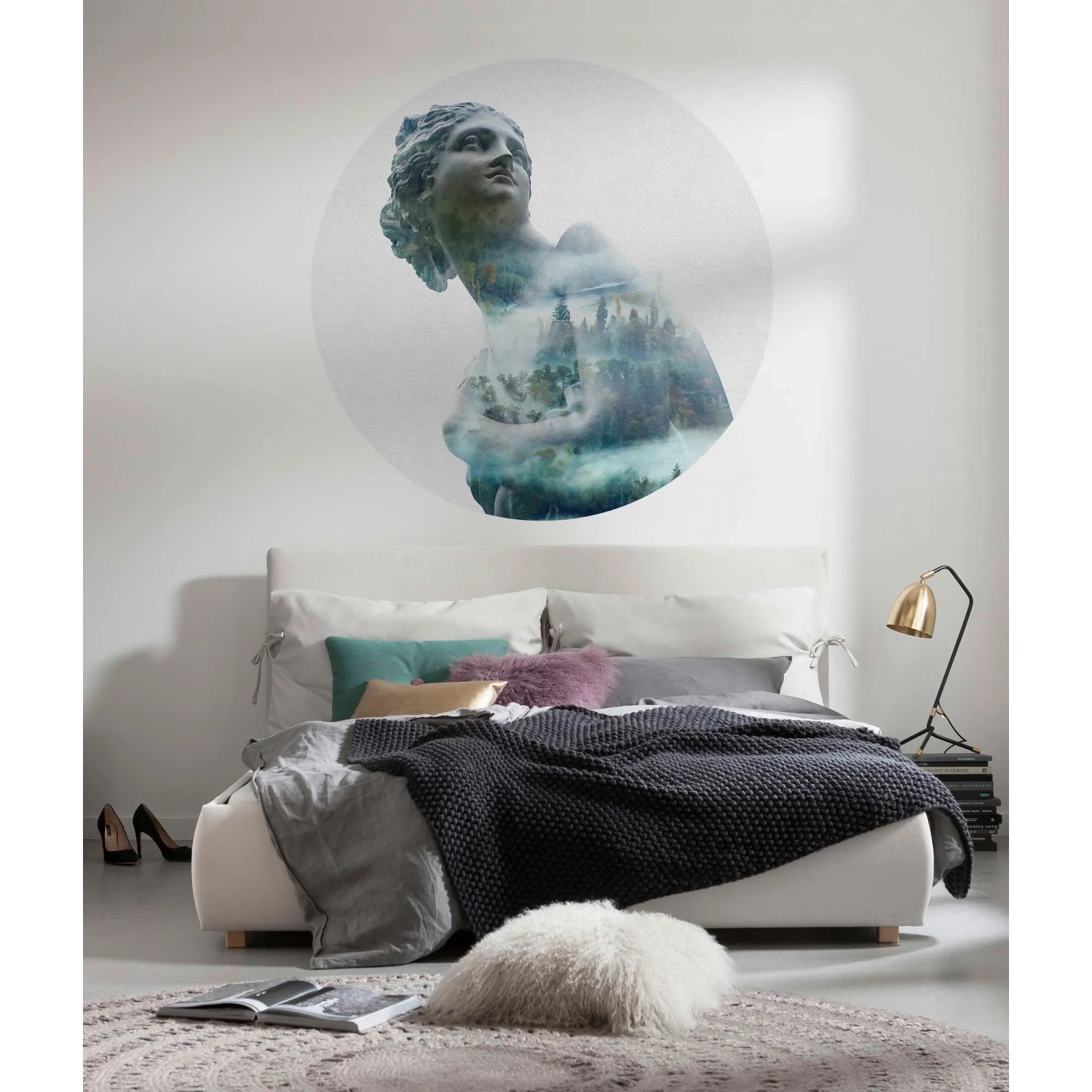Runde, selbstklebende Komar Vlies Fototapete Gaia (Ø 125 cm) mit Statue und Waldmotiv im Schlafzimmer.