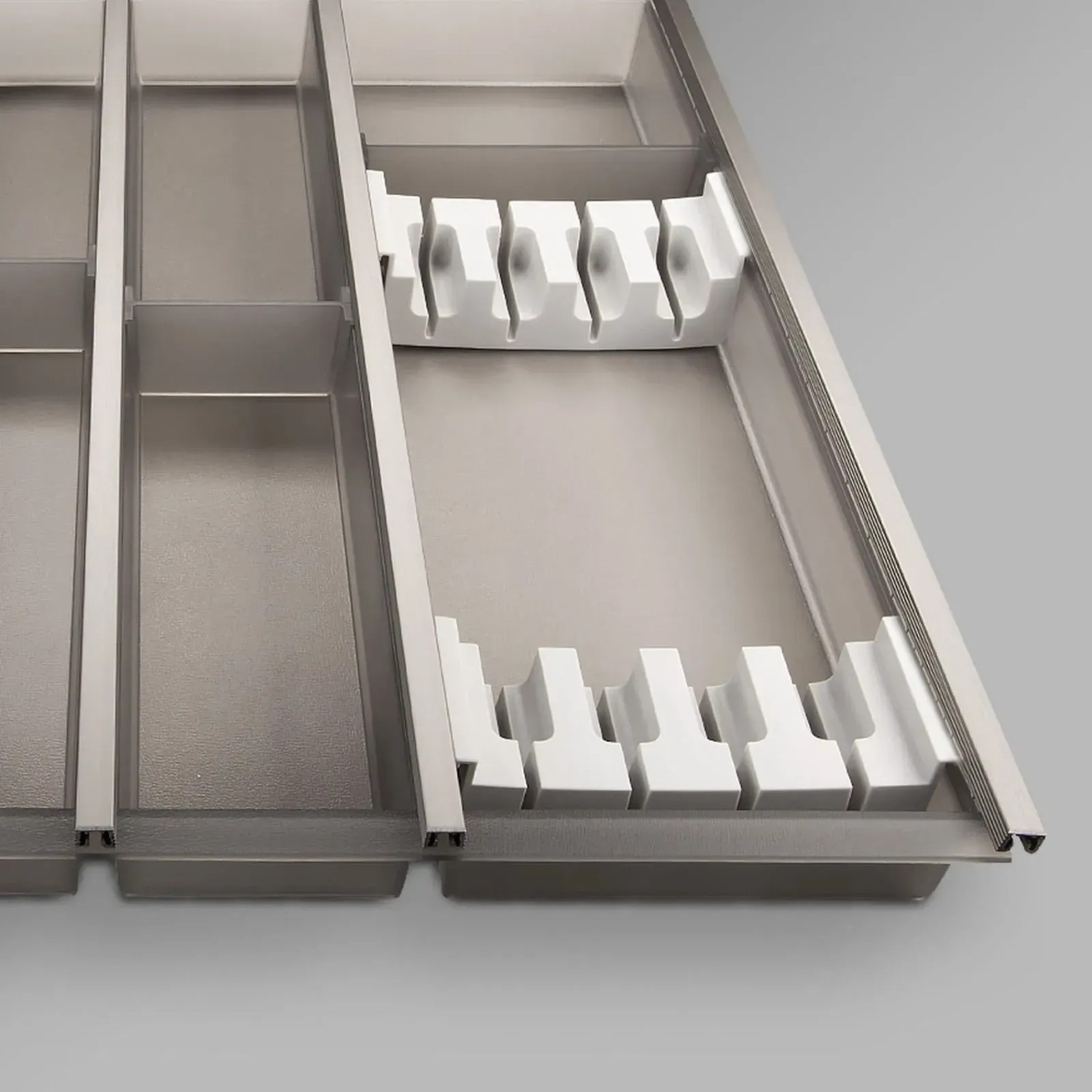 SOTECH Cuisio Besteckeinsatz graphitgrau mit Messerblock. Transluzenter Kunststoff, Aluminiumprofile für Schubladen.