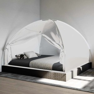 Weißes, mongolisches Moskitonetz-Zelt über einem Bett. Halbrunde Form aus Polyester für Insektenschutz im Schlafzimmer.