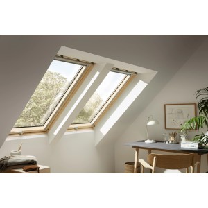 Zwei Velux Klapp-Schwingfenster GPL MK08, klar lackiert, 78x140 cm im Dachzimmer.