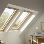 Zwei Velux Klapp-Schwingfenster GPL MK08, klar lackiert, 78x140 cm im Dachzimmer.