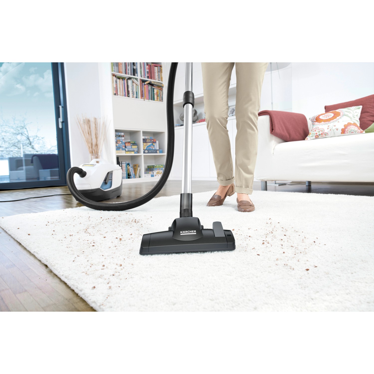Kärcher DS 6 Wasserfilter Staubsauger in Aktion auf Teppich, reinigt Schmutz.