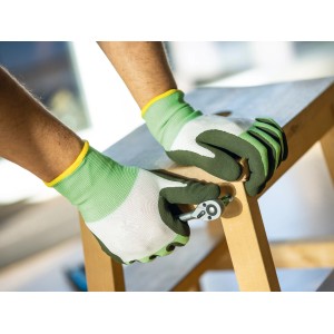 Hände mit LUX Arbeitshandschuhen Eco Gr. 8 bei Montagearbeiten mit Ratsche.