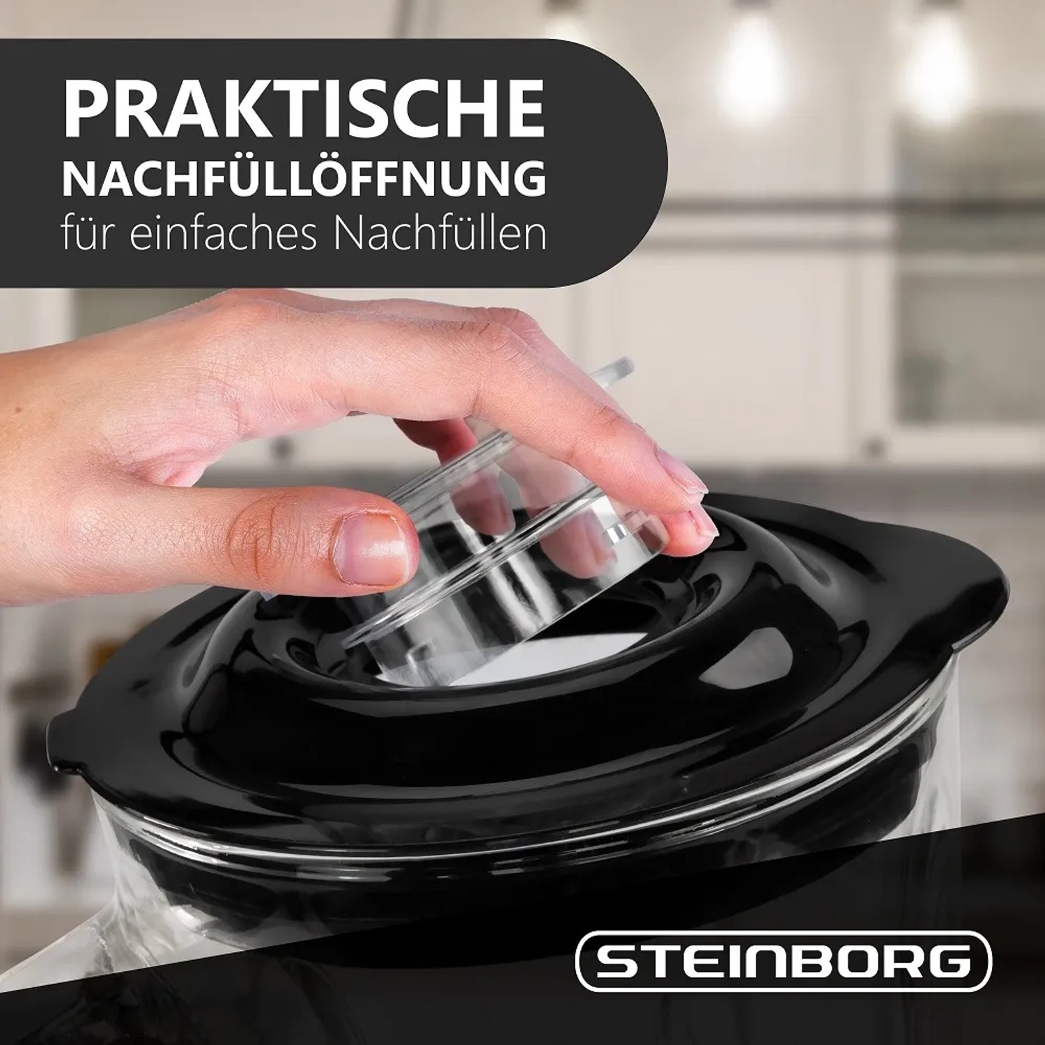 Detailaufnahme: Nachfüllöffnung des Steinborg Standmixers für einfaches Hinzufügen von Zutaten.