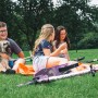 Hellblauer Six Degrees Scooter mit Kindern und Hund im Park. Klappbarer Aluminium Tretroller.