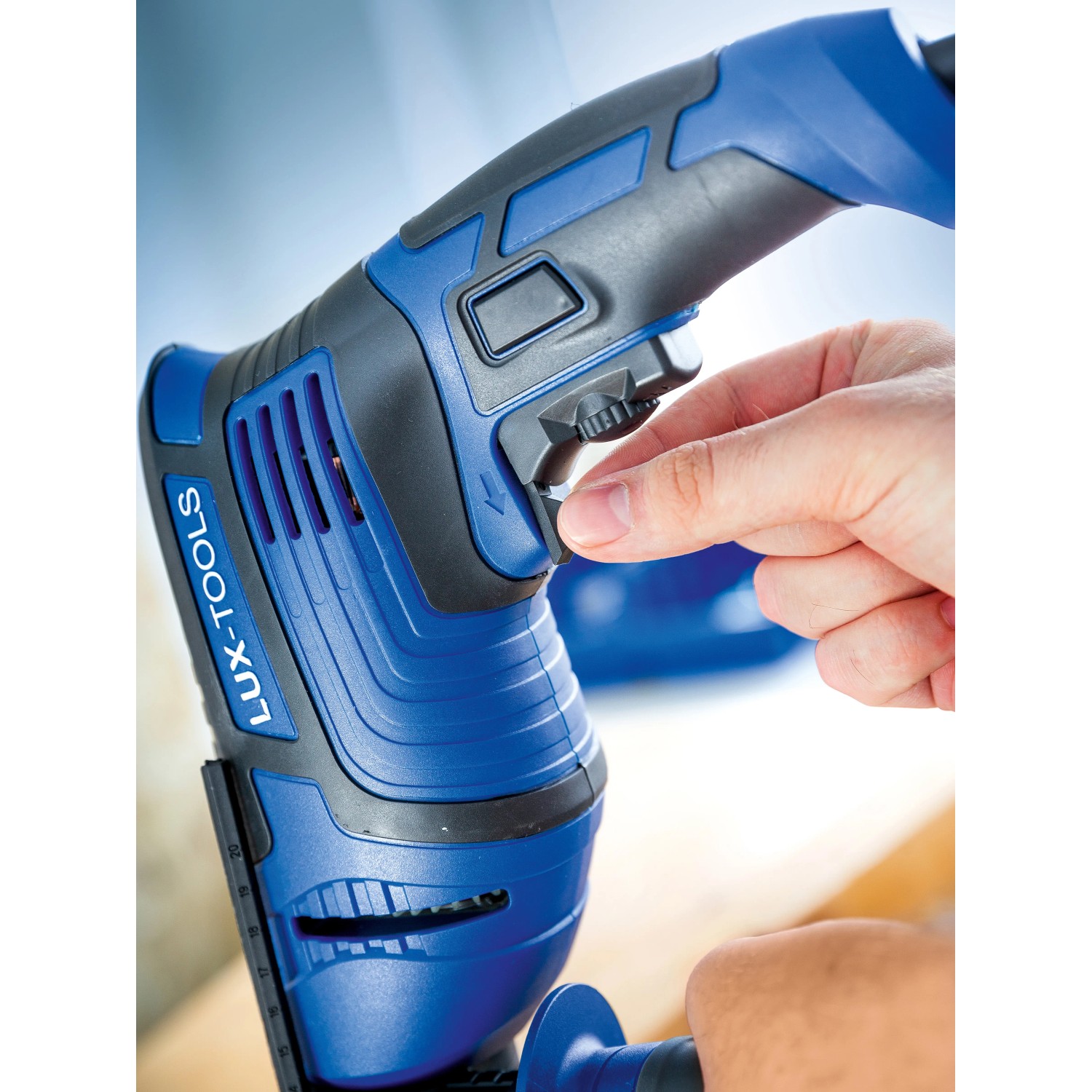 LUX Schlagbohrmaschine E-BMS-21 (750 W) in Blau/Schwarz mit Tiefenanschlag in Bedienung.