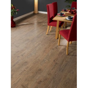 Kaindl Comfort Laminat 7mm Toscana Flair im Wohnraum mit Esstisch und Stühlen.