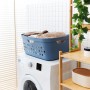 Blauer Rotho Wäschekorb Jona 39L auf Waschmaschine mit Wäsche. Praktischer Wäschekorb.