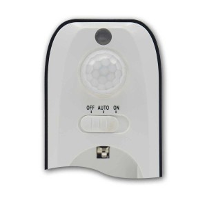 ChiliTec Zwischenstecker mit Bewegungsmelder, weiß/schwarz, Schalter auf AUTO.