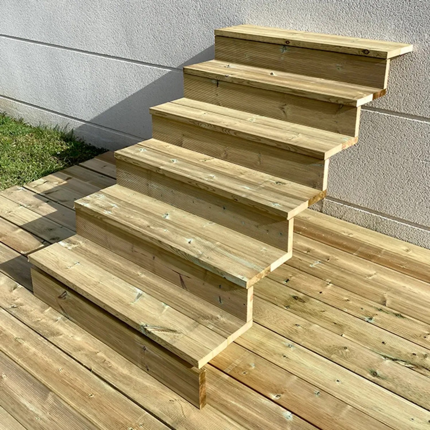 Vinuovo Außentreppe aus Holz, 6 Stufen, 100cm breit, mit Setzstufen. Kesseldruckimprägniertes Nadelholz.